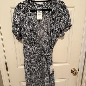 Navy maternity floral wrap dress NWT size: large
